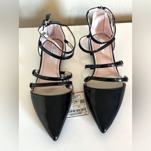 NWT Zara black STRAPPY flat size 39 ( 8.5)